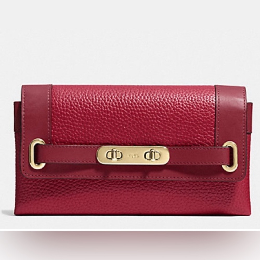 COACH Swagger Black Cherry Red
Wallet in Pebble Leather